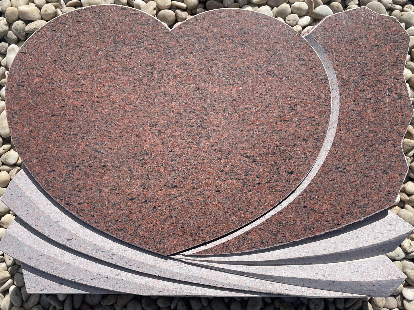Granīta piemineklis sirds formā