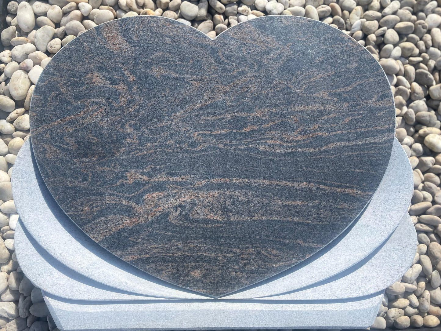 Granīta piemineklis sirds formā