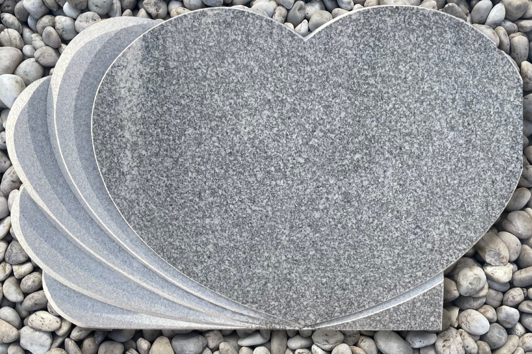 Granīta piemineklis sirds formā