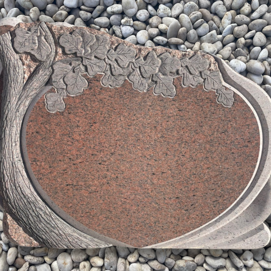 Granīta piemineklis sirds formā ar ozolu