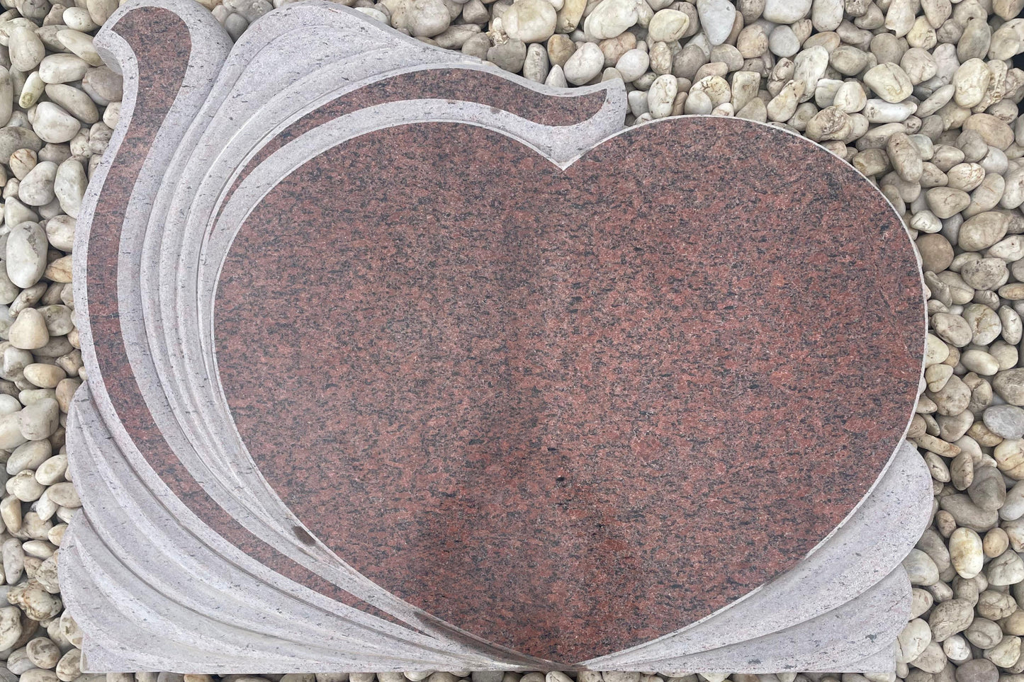 Granīta piemineklis sirds formā