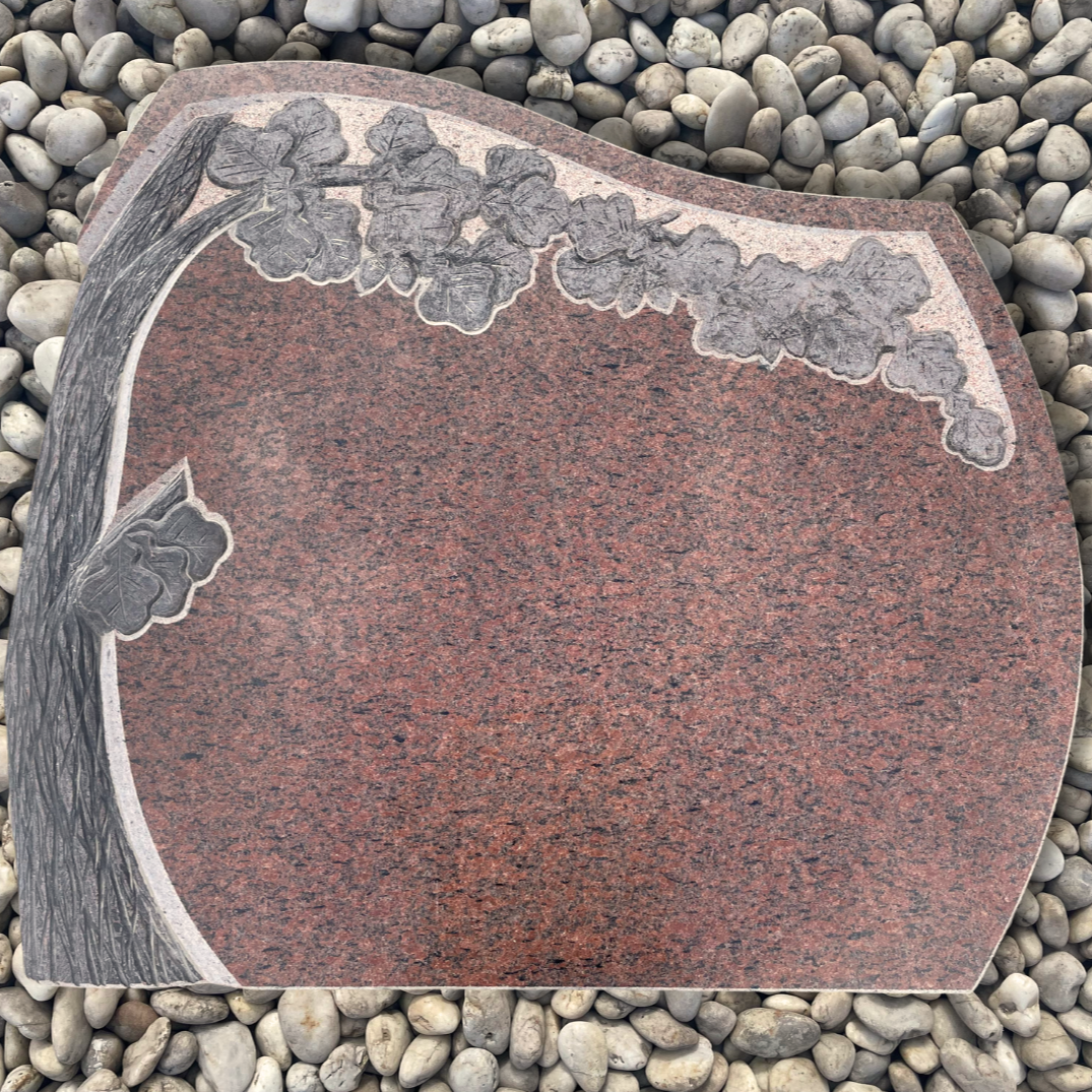 Granīta piemineklis ar ozolu