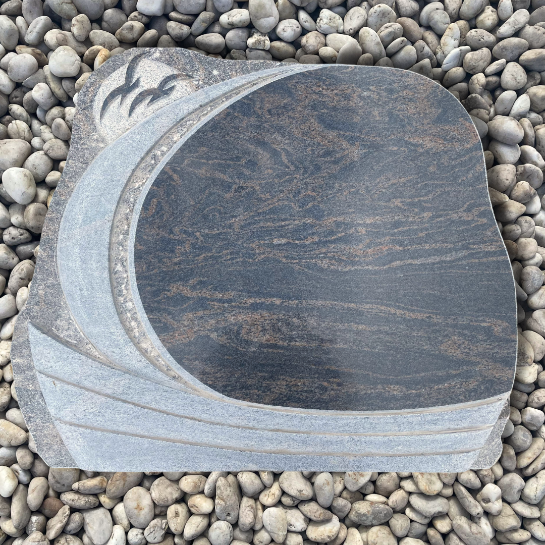 Granīta piemineklis ar putniem