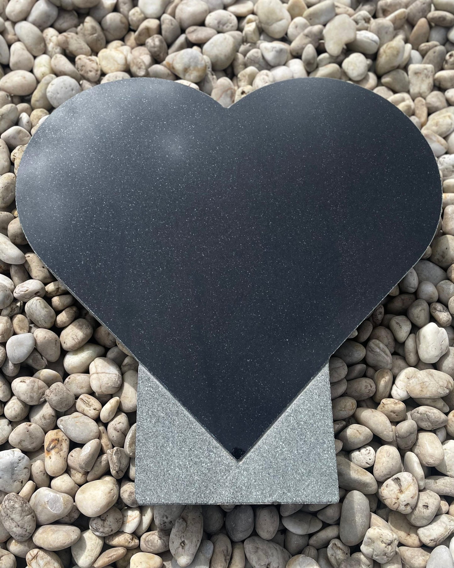 Granīta piemineklis sirds formā